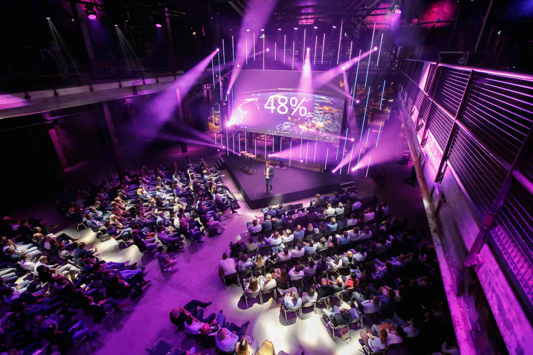 Grootschalig hackathon evenement bij SugarFactory met deelnemers en presentaties.