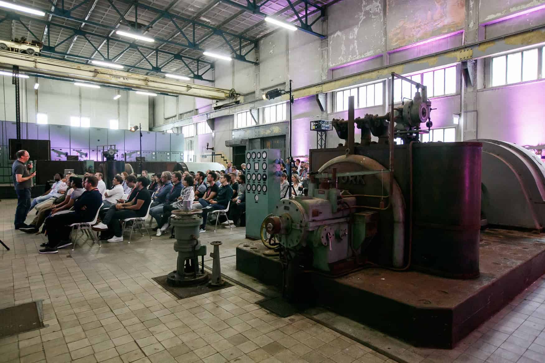 Groepsbijeenkomst in industriële setting bij SugarFactory, focus op Beyond Banking.