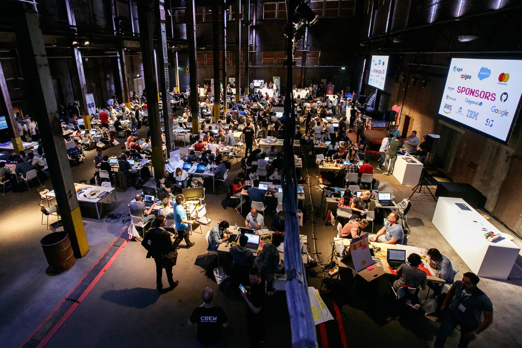 Bezoekers werken samen tijdens de Beyond Banking hackathon bij SugarFactory.