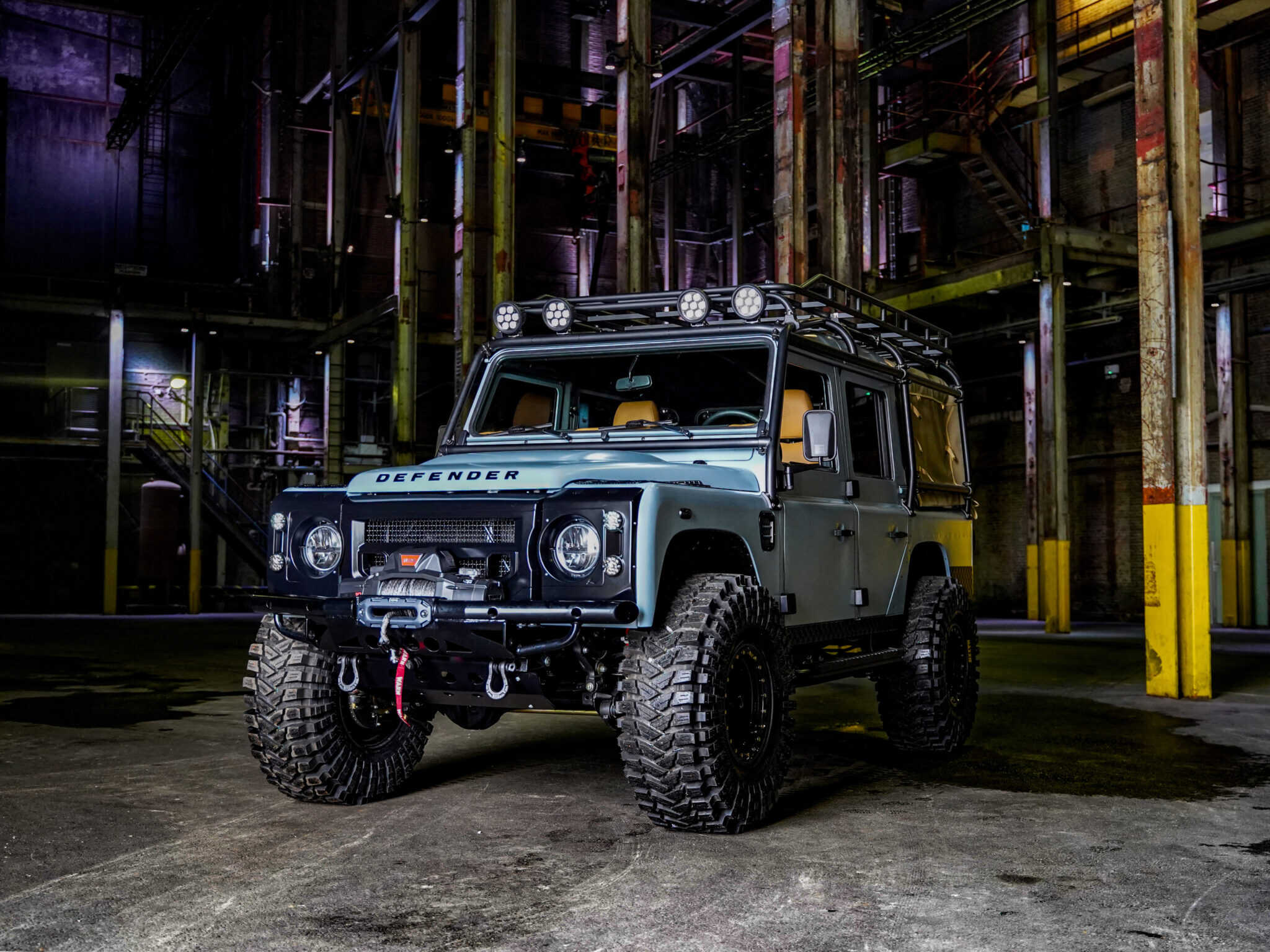 Landrover Defender in een industriële omgeving tijdens de fotoshoot voor de Landrovers fotoshoot.
