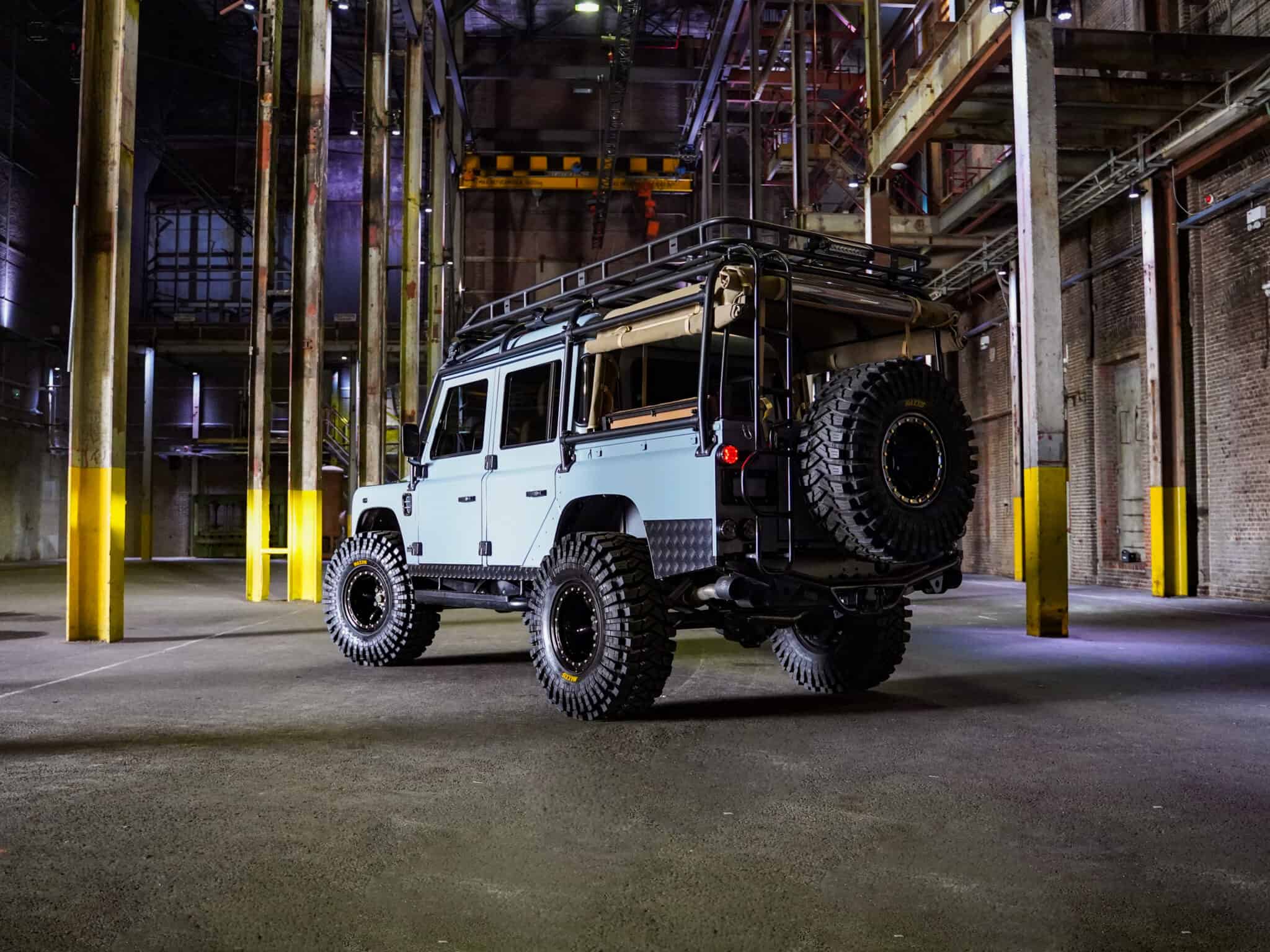 Landrover Defender tijdens fotoshoot in industriële omgeving.