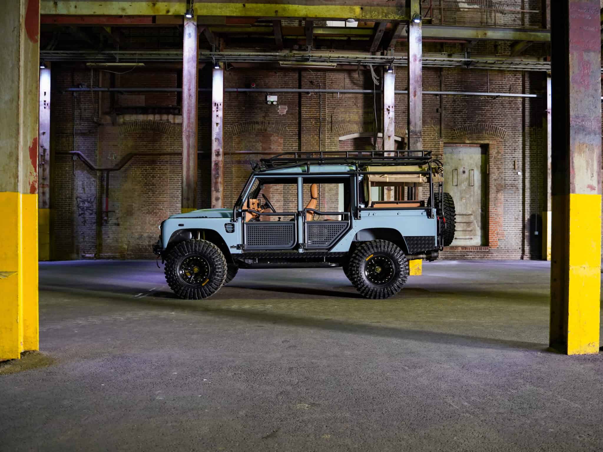 Landrover Defender in een industriële omgeving tijdens fotoshoot.
