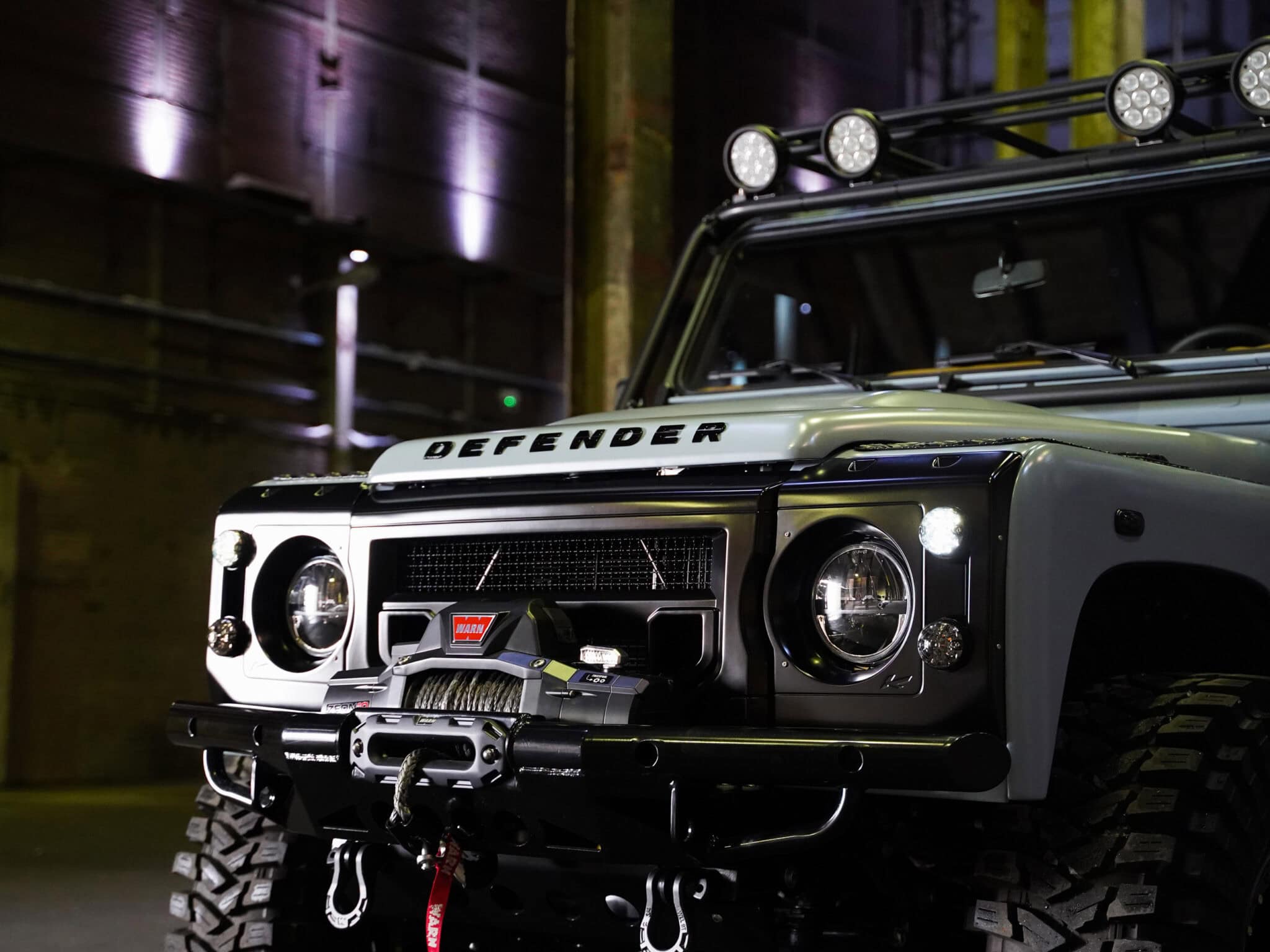 Landrover Defender tijdens fotoshoot in industriële setting.