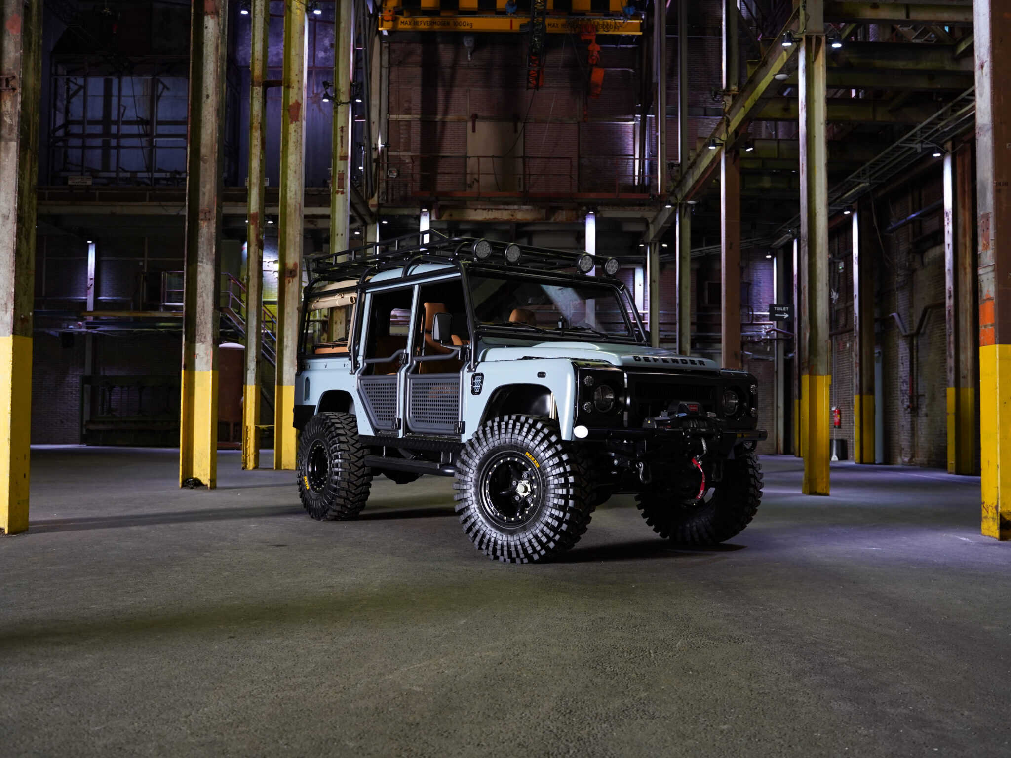 Road voertuig voor fotoshoot in industriële omgeving.