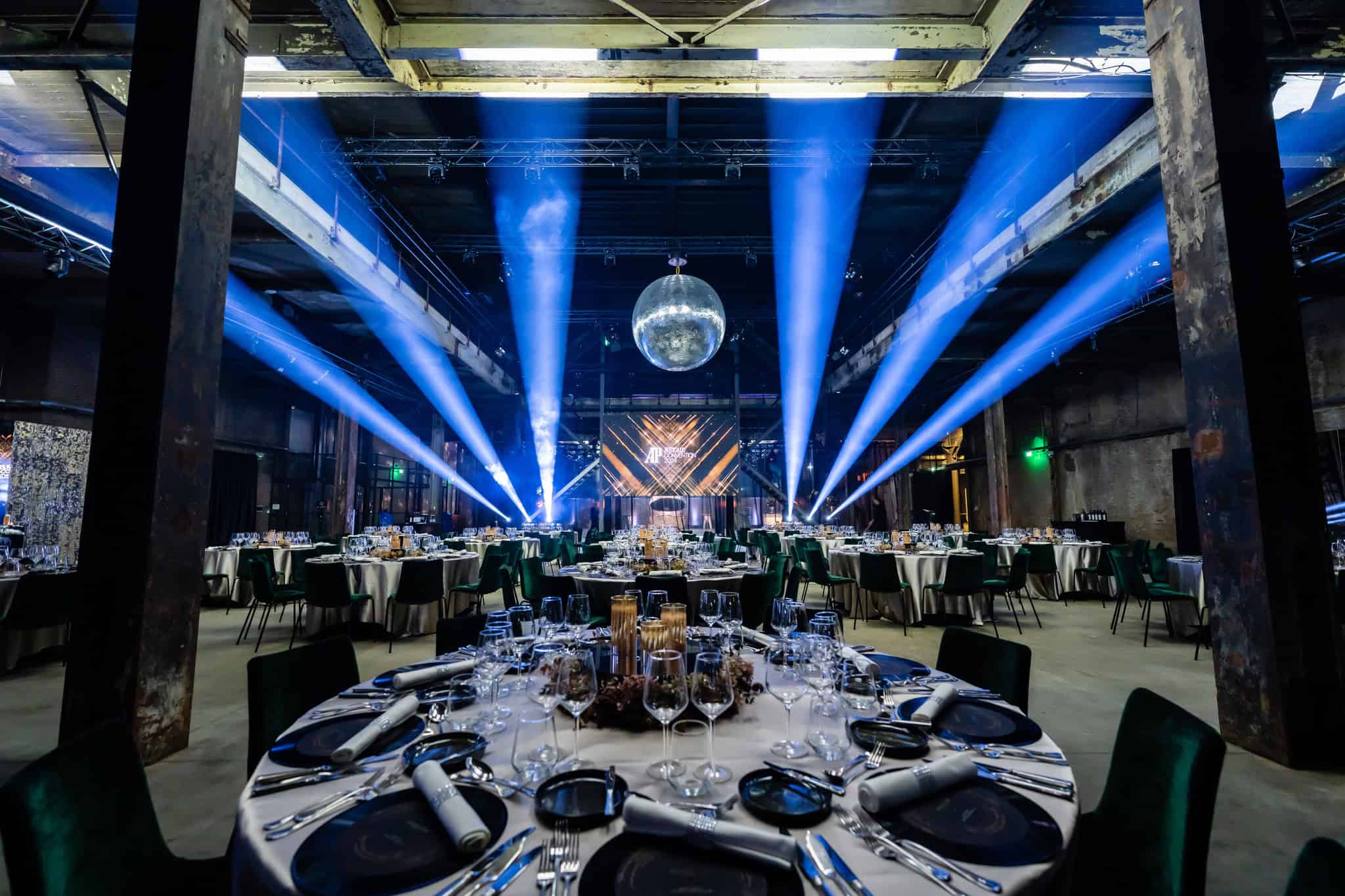 Gezellige dinerzaal met sfeervolle verlichting en feestelijke tafelsetting voor een speciale gelegen.