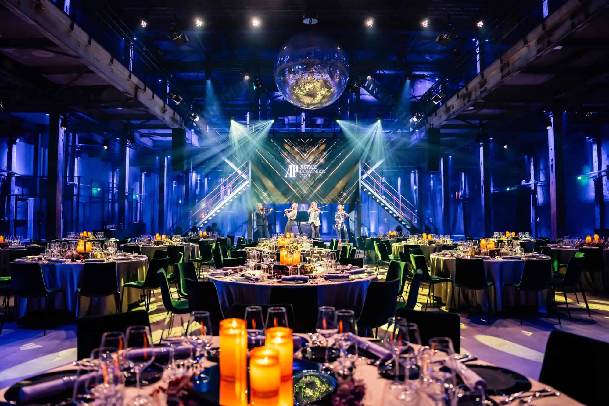 Gala Award show met grote podium en sfeervolle verlichting in een elegante zaal.