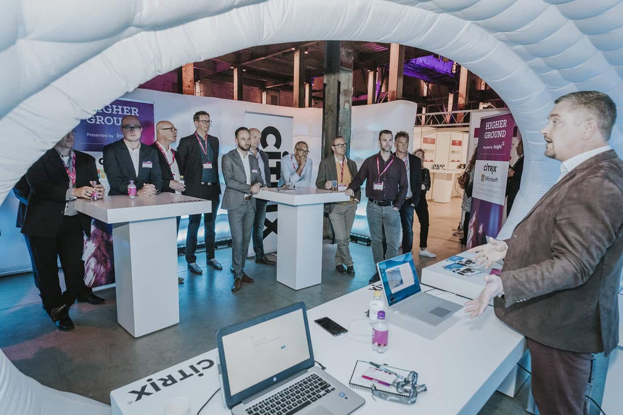 Sprekers en deelnemers tijdens het Higher Ground Tech Kongress in de SugarFactory.