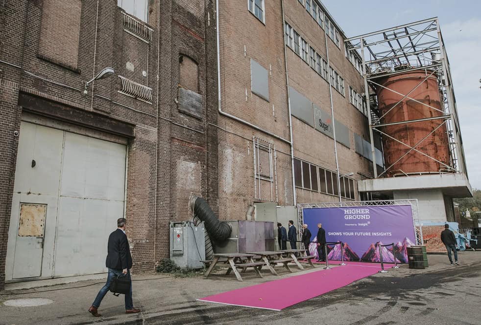 Gebouw van de Higher Ground Tech Kongress met pink tapijt bij ingang.