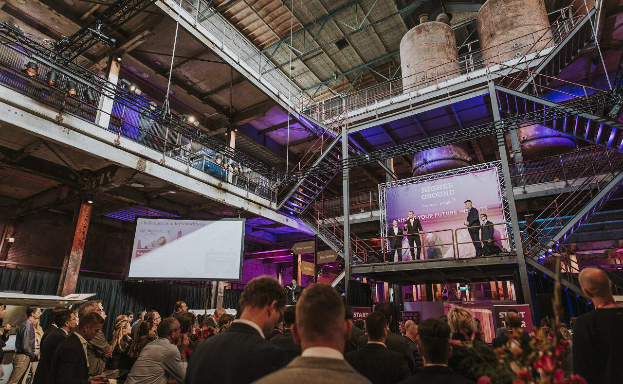 Bezoekers luisteren naar sprekers tijdens het Higher Ground Tech Kongress.