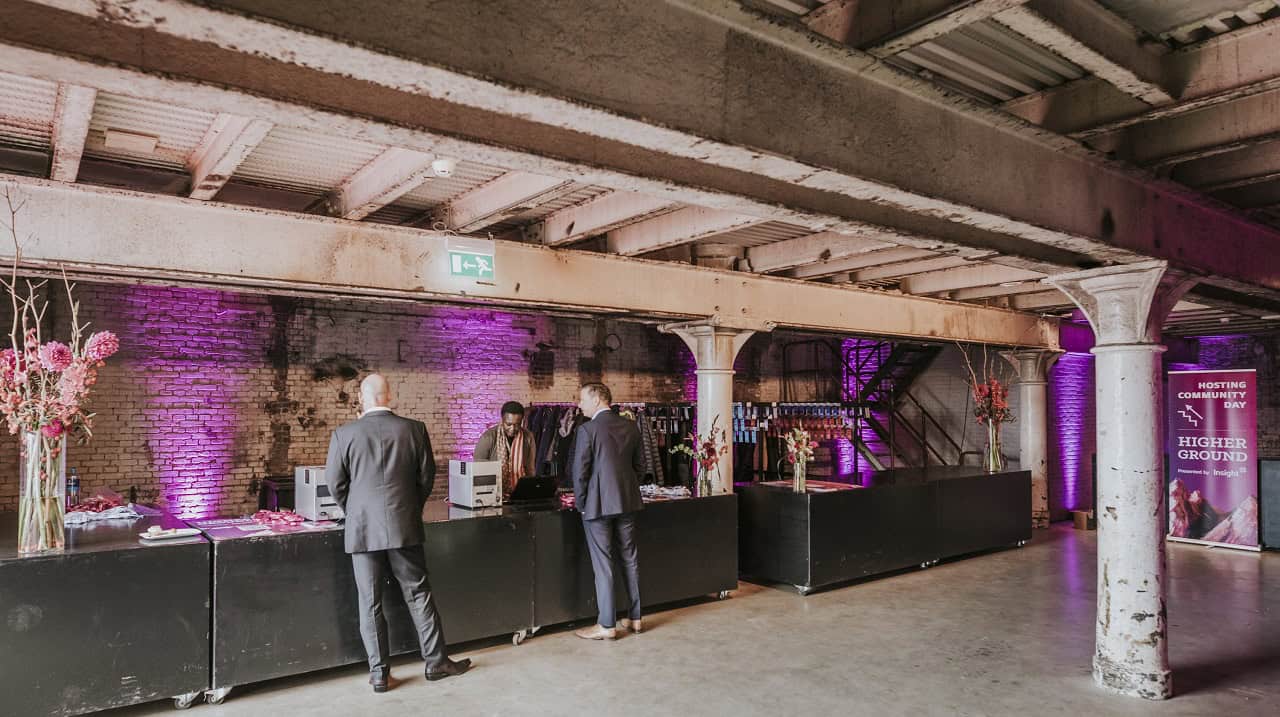 Netwerkbijeenkomst tijdens Higher Ground Tech Kongress in een industrieel gebouw.