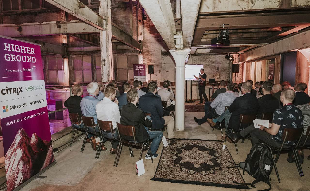 Sprekers en deelnemers tijdens Higher Ground Tech Kongress in een industrieel gebouw.