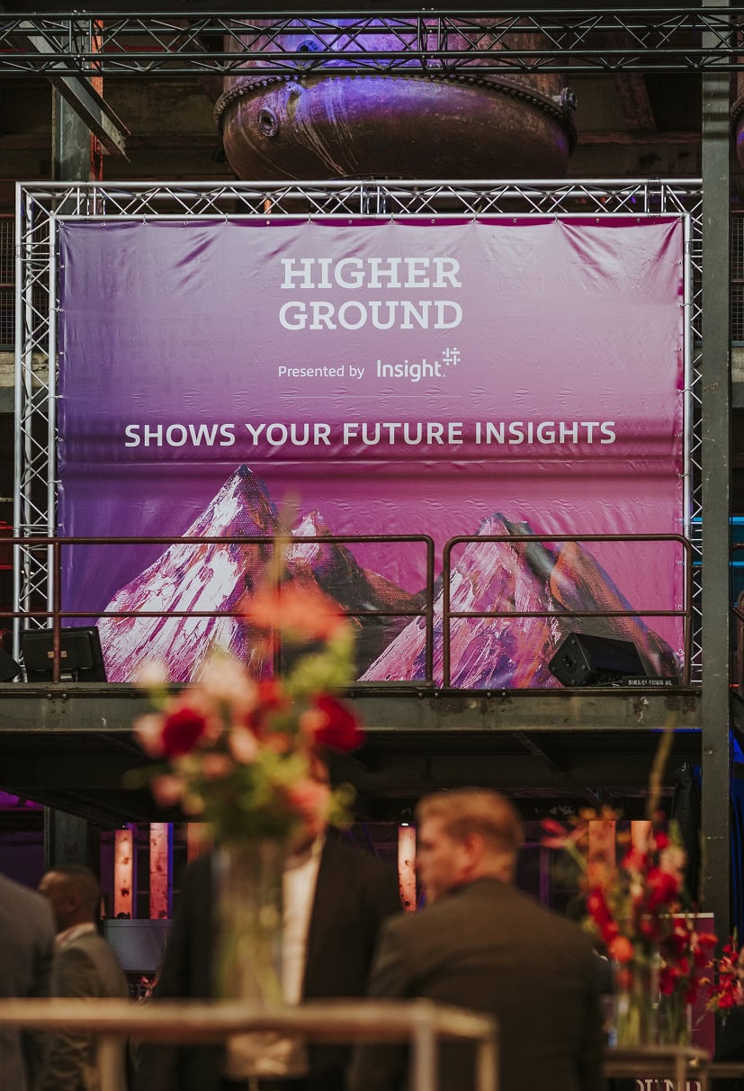 Evenementenbalk met "Higher Ground" titel en berglandschap op achtergrond.