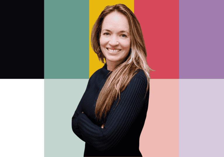 Teamfoto van een lachende vrouw met lang haar, voor kleurrijke achtergrond.