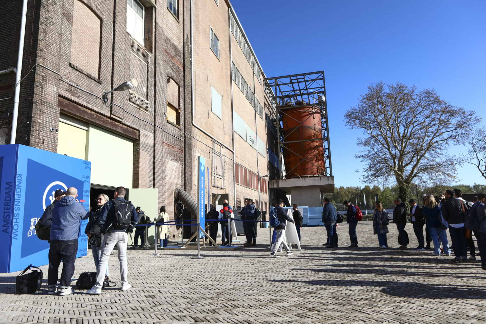 Bezoekers wachten in rij voor Kingpins Show bij SugarFactory in Amsterdam.