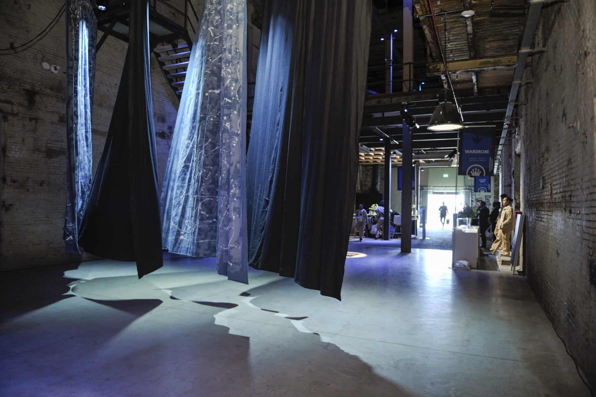 Kunstinstallatie met hangende stoffen bij Kingpins Show in de SugarFactory.