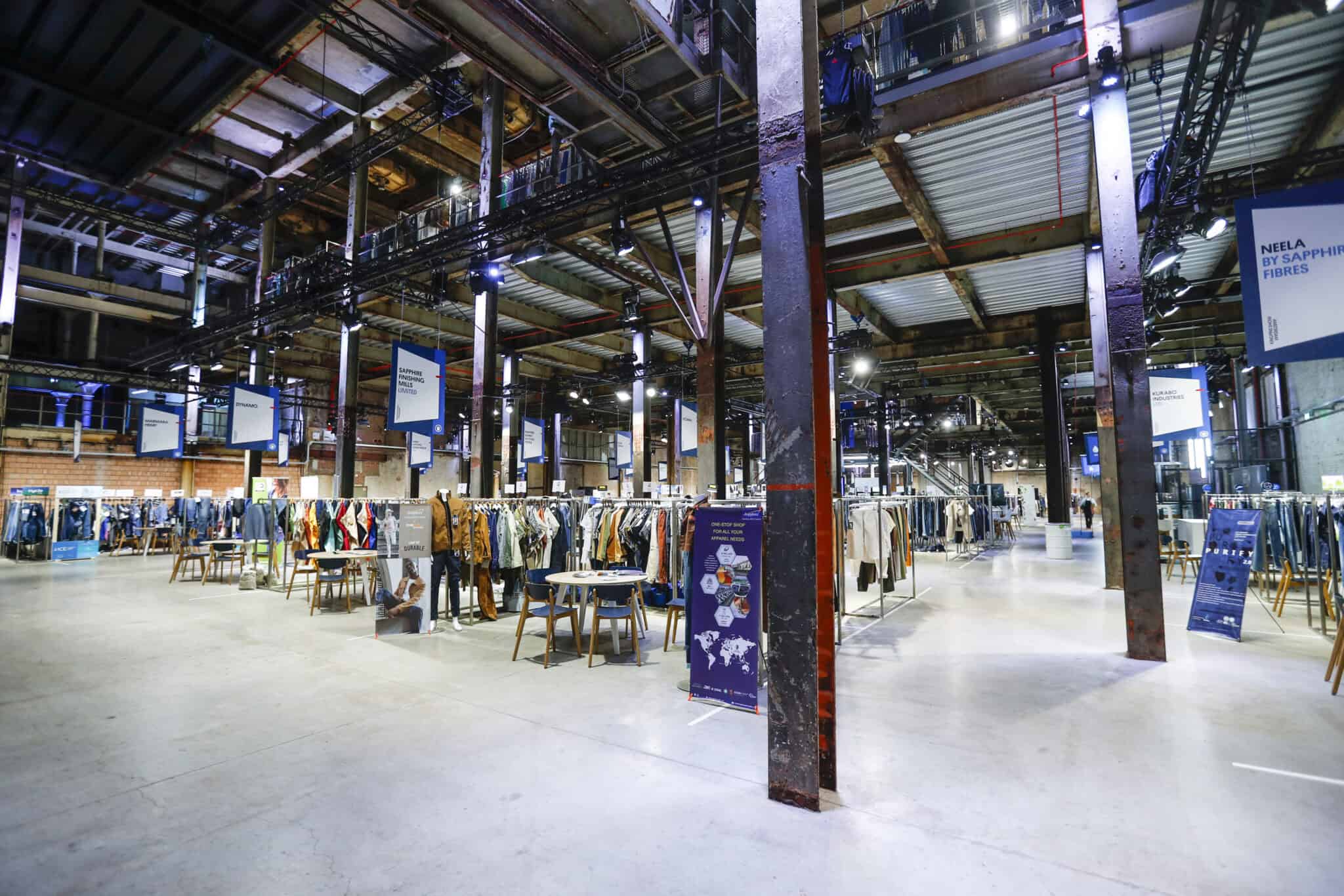 Interieur van de kledingbeurs tijdens Kingpins Show in SugarFactory, met diverse kledingstands en in.