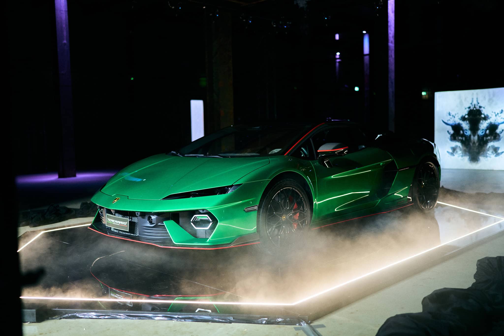 Luxe groene Lamborghini Huracán Evo op presentatieplatform.