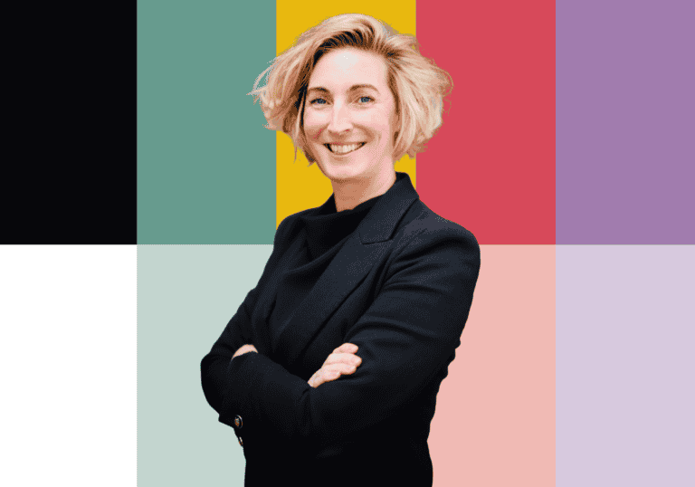 Teamfoto van lachende medewerker bij SugarFactory, stralend en professioneel.