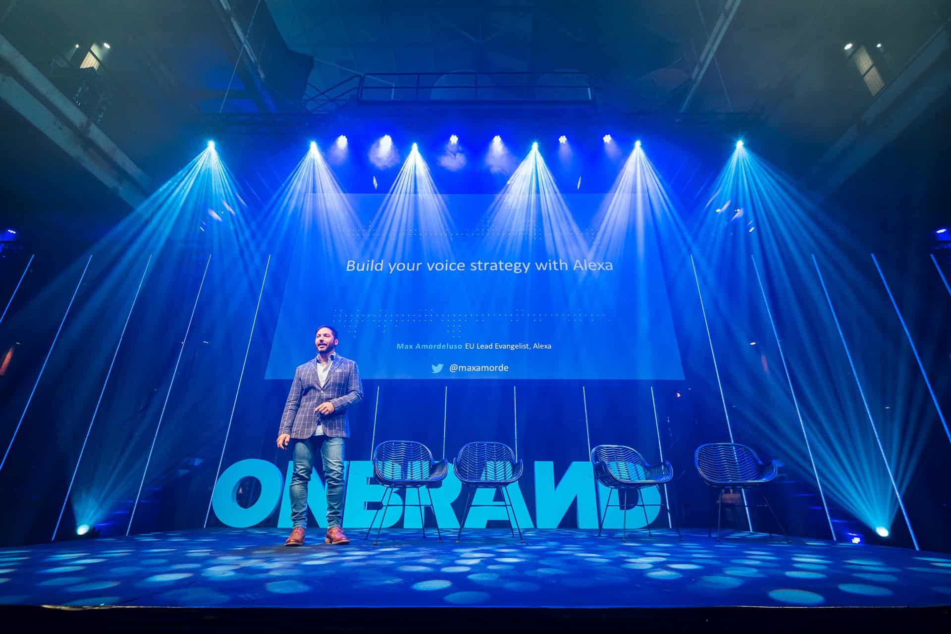 Spreker op het podium tijdens OnBrand’18 evenement bij SugarFactory.