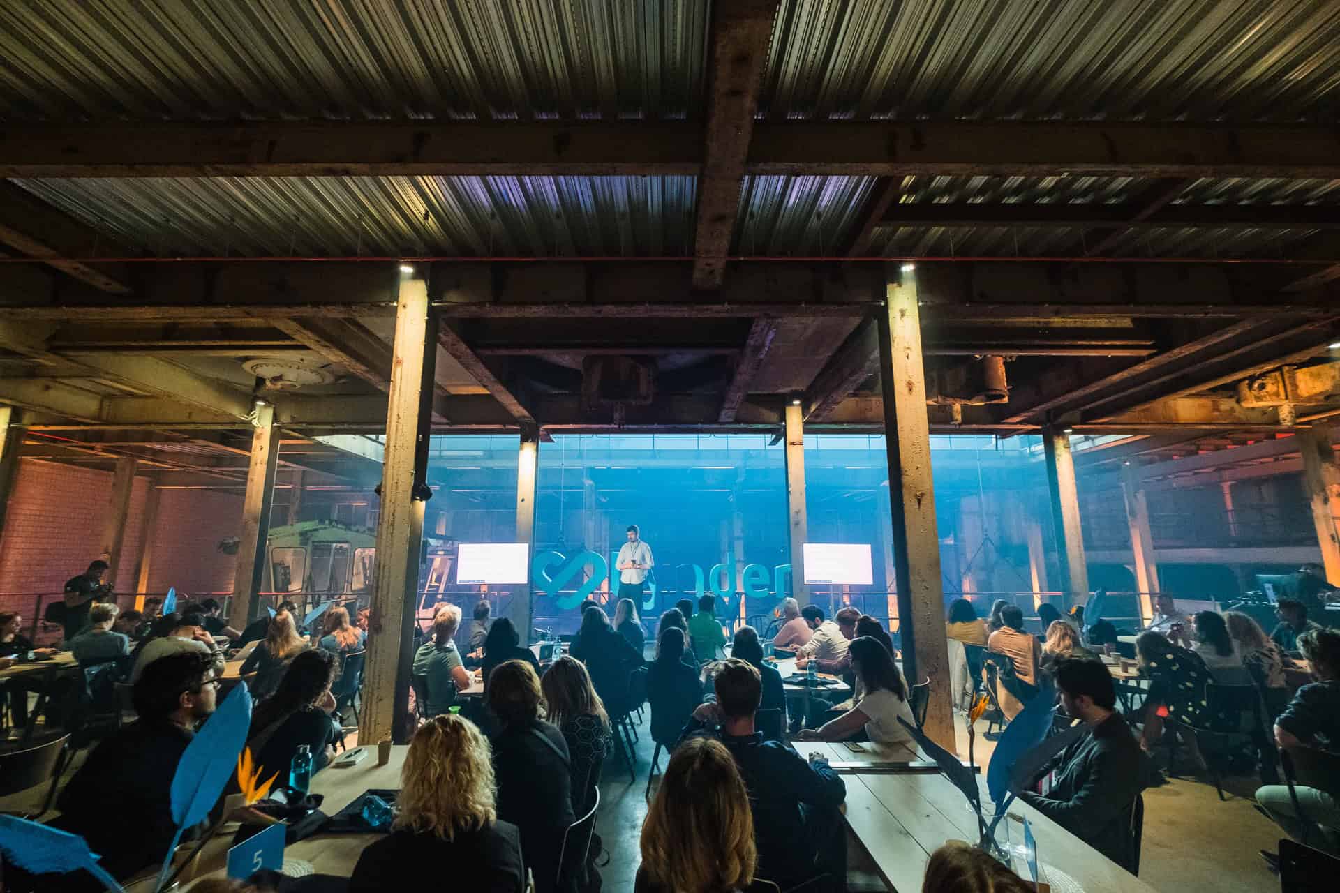 OnBrand’18 evenement bij SugarFactory met sprekers en publiek.