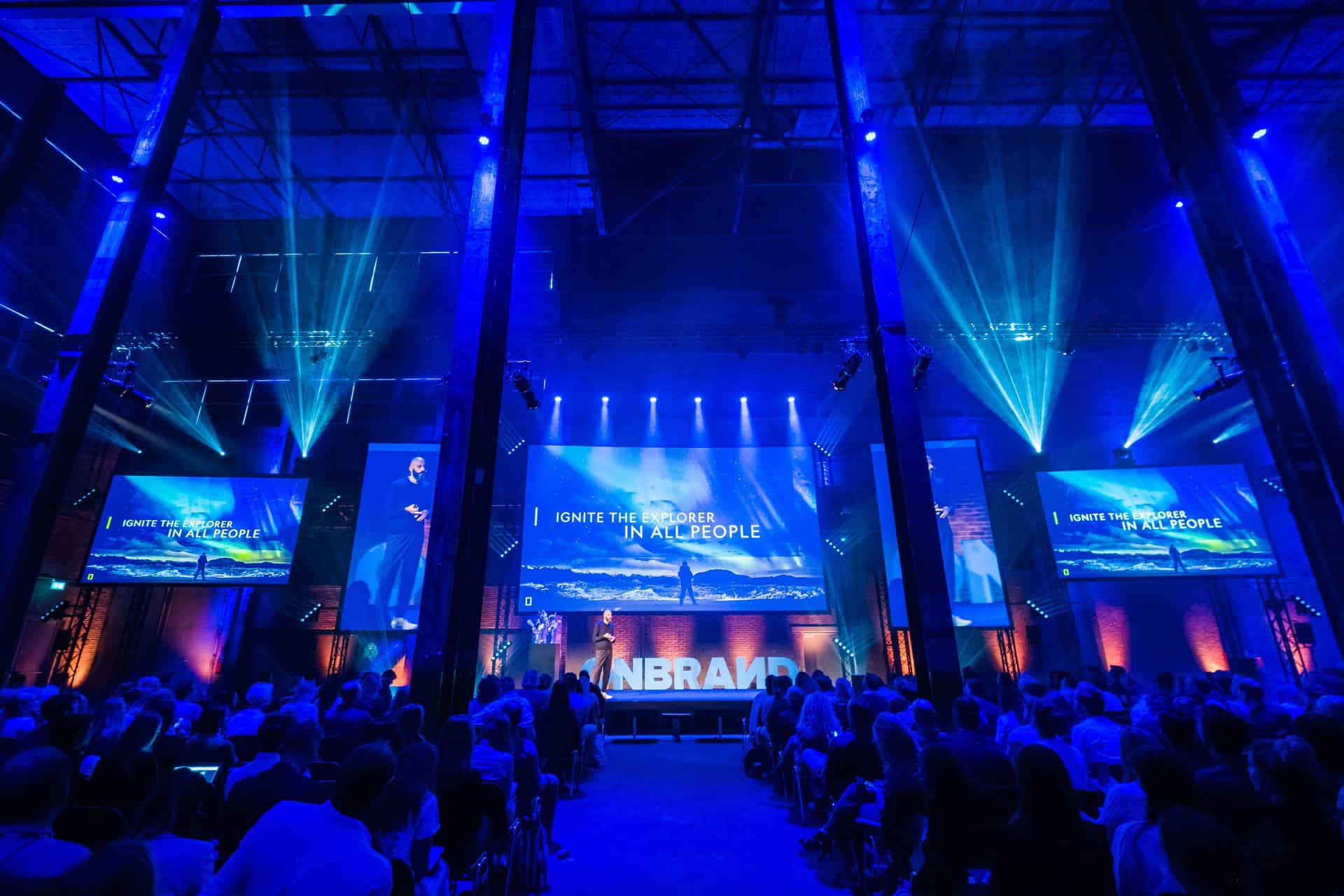 Evenement op OnBrand’18 in SugarFactory met publiek en kleurrijke verlichting.
