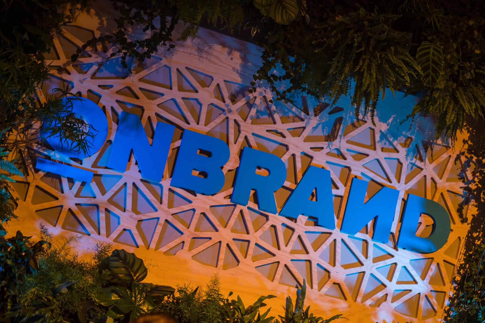 NBRAND’18 bij SugarFactory met opvallende verlichting en decor.