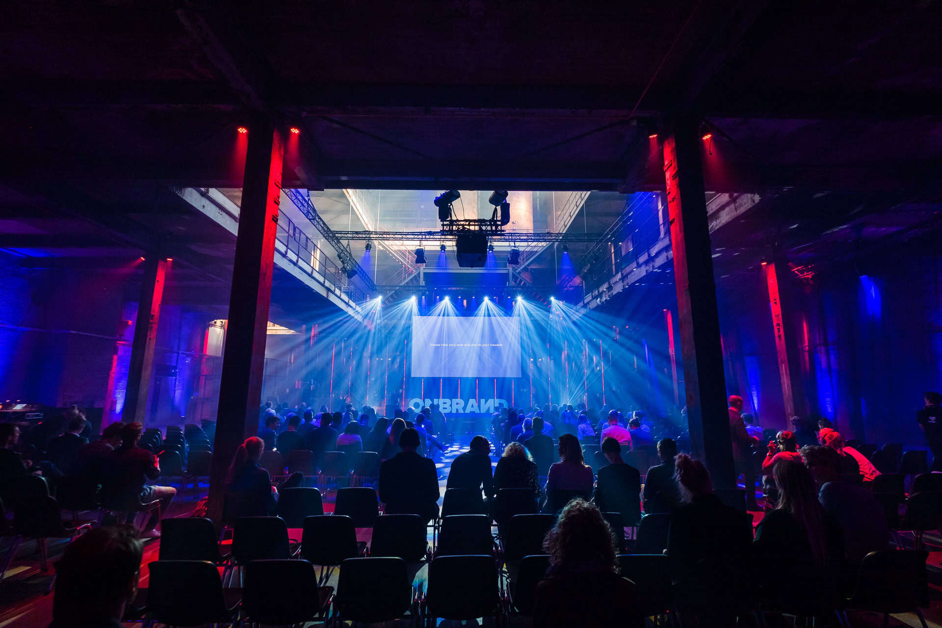 Bezoekers genieten van een live optreden tijdens OnBrand’18 bij SugarFactory.