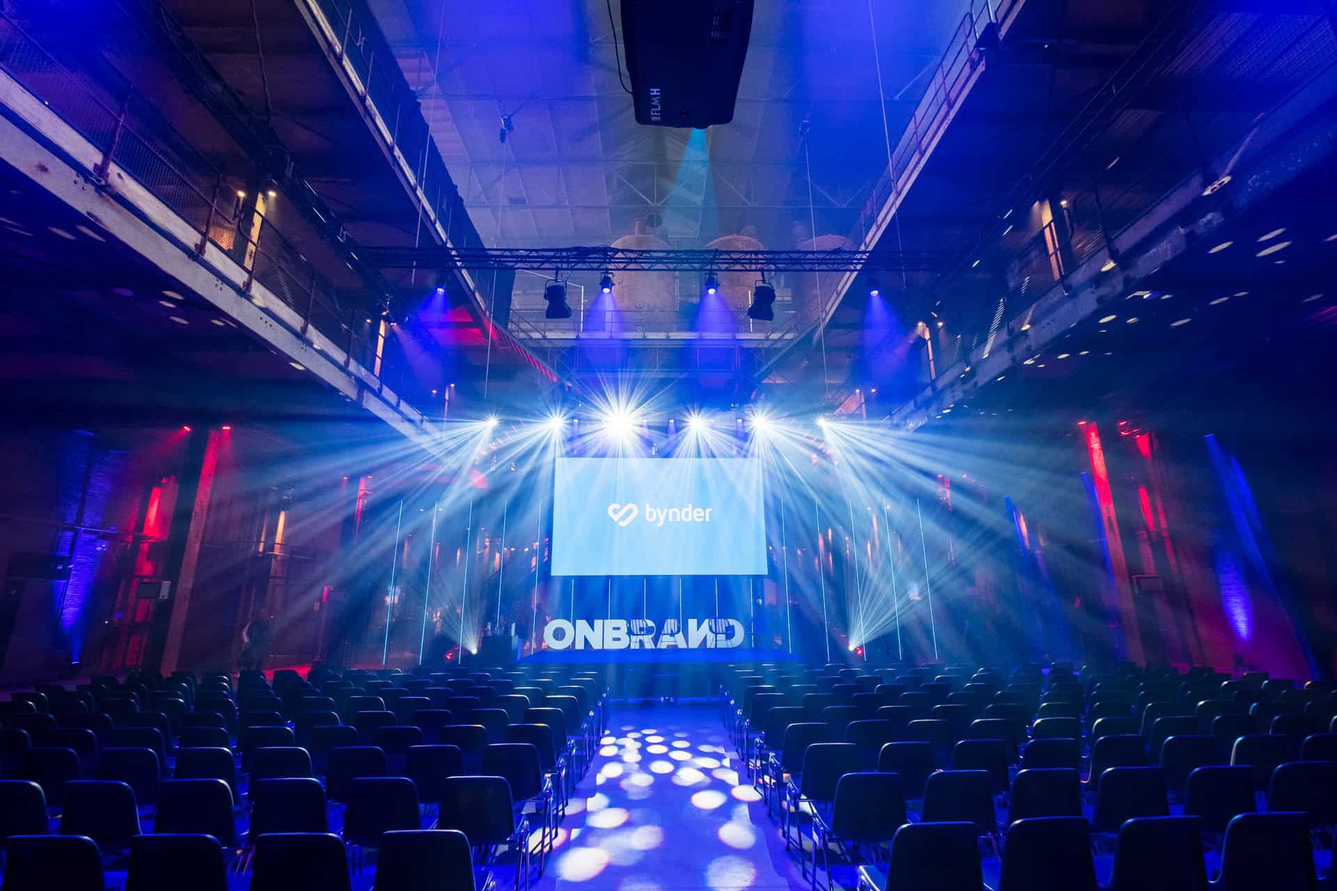 OnBrand'18 evenement bij SugarFactory met podium en lichtshow.