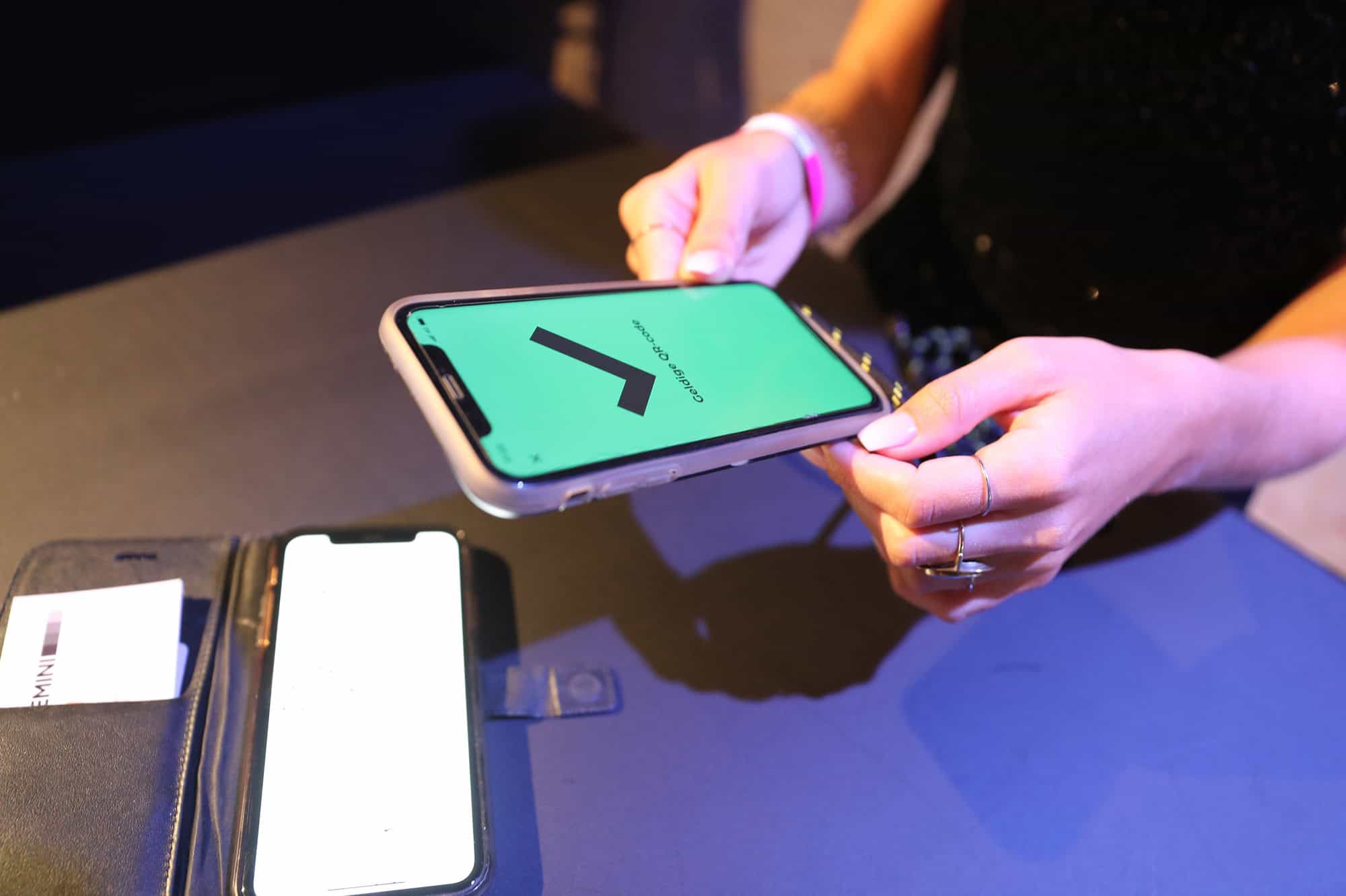 Persoon houdt smartphone met digitale app tijdens AMMA Awards 2021.