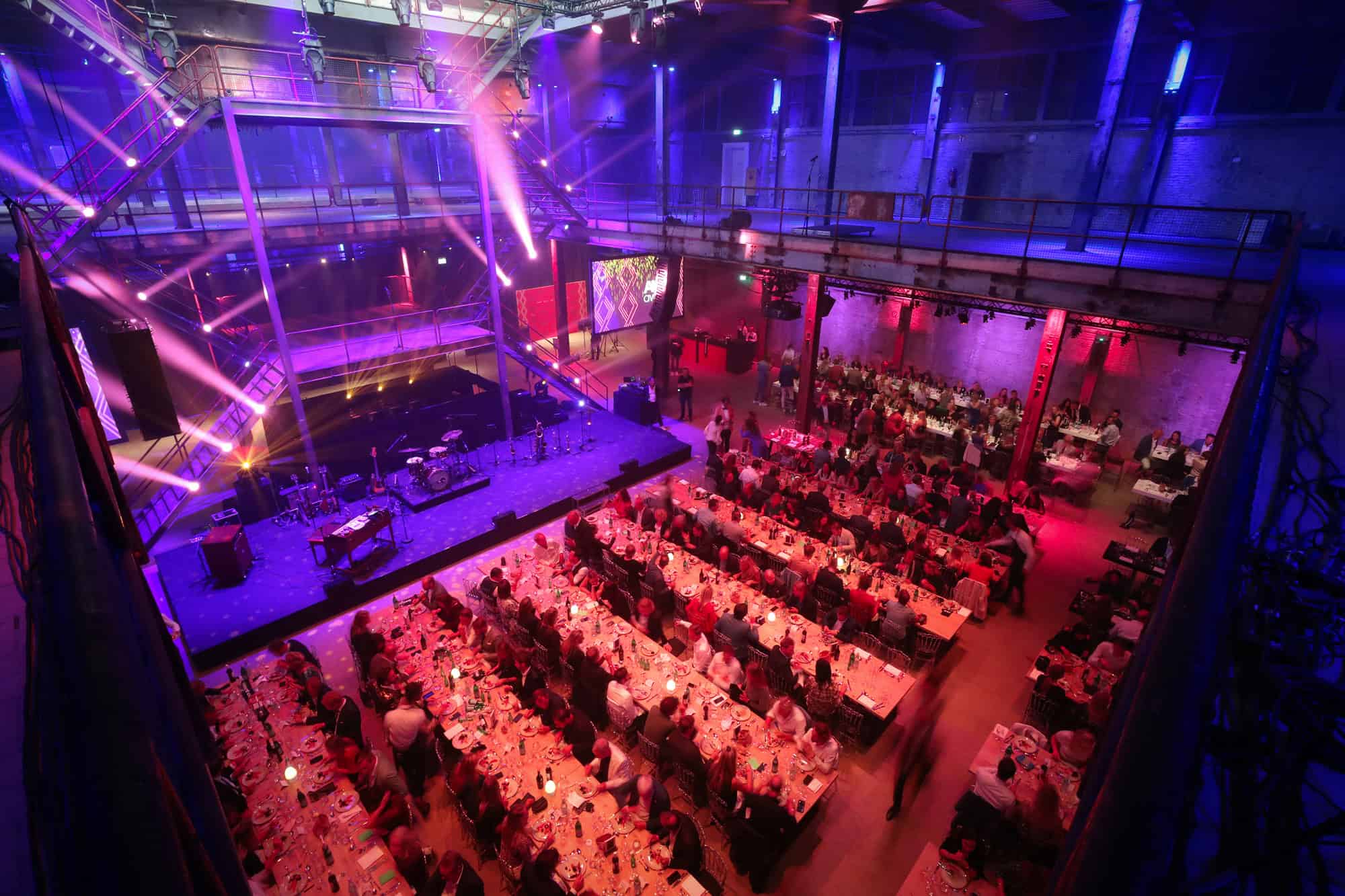 Evenementlocatie voor de AMMA Awards 2021 met sfeervolle verlichting en grote publieksopkomst.