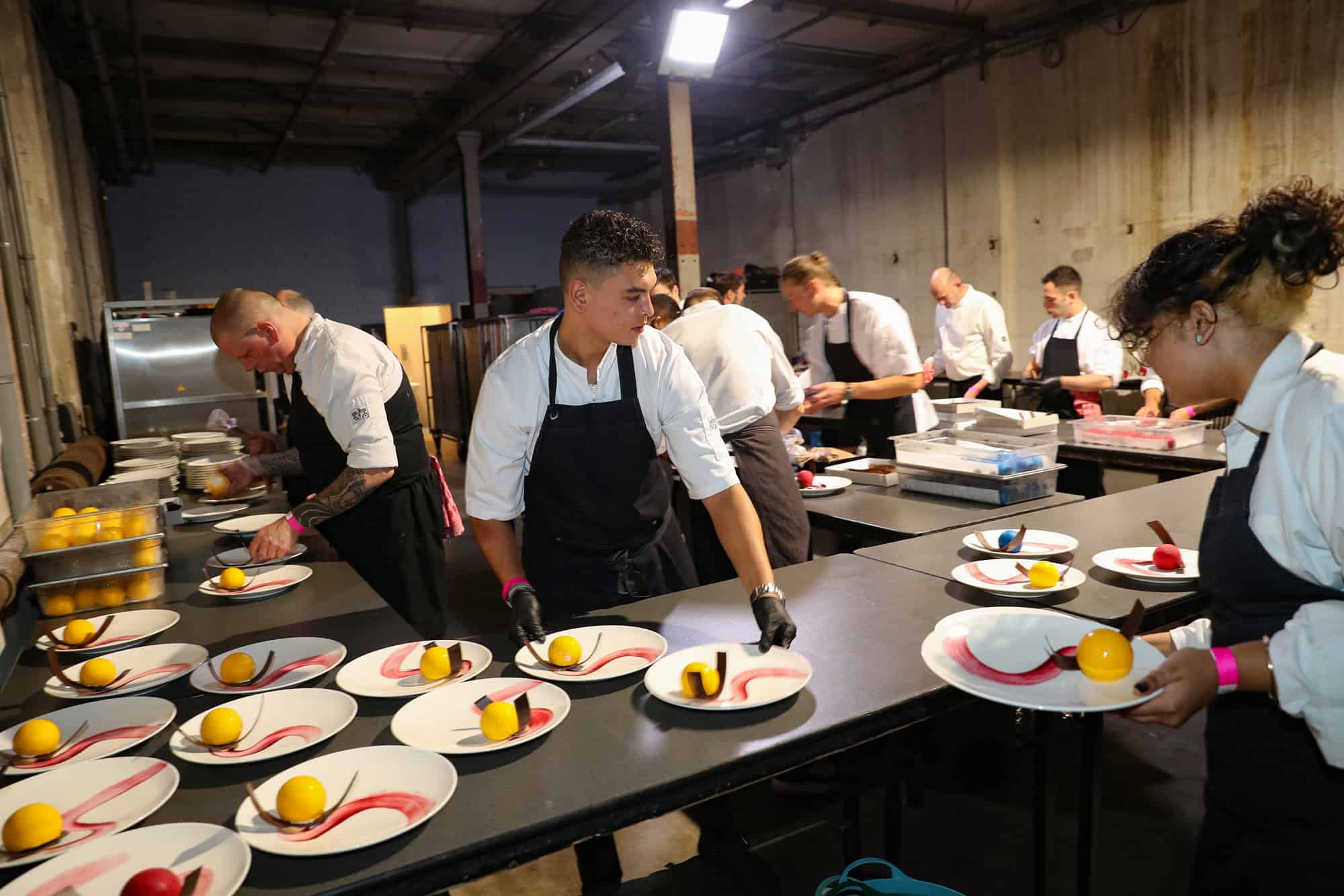 Professioneel keukenteam bereidt verfijnde desserts tijdens de AMMA Awards 2021.