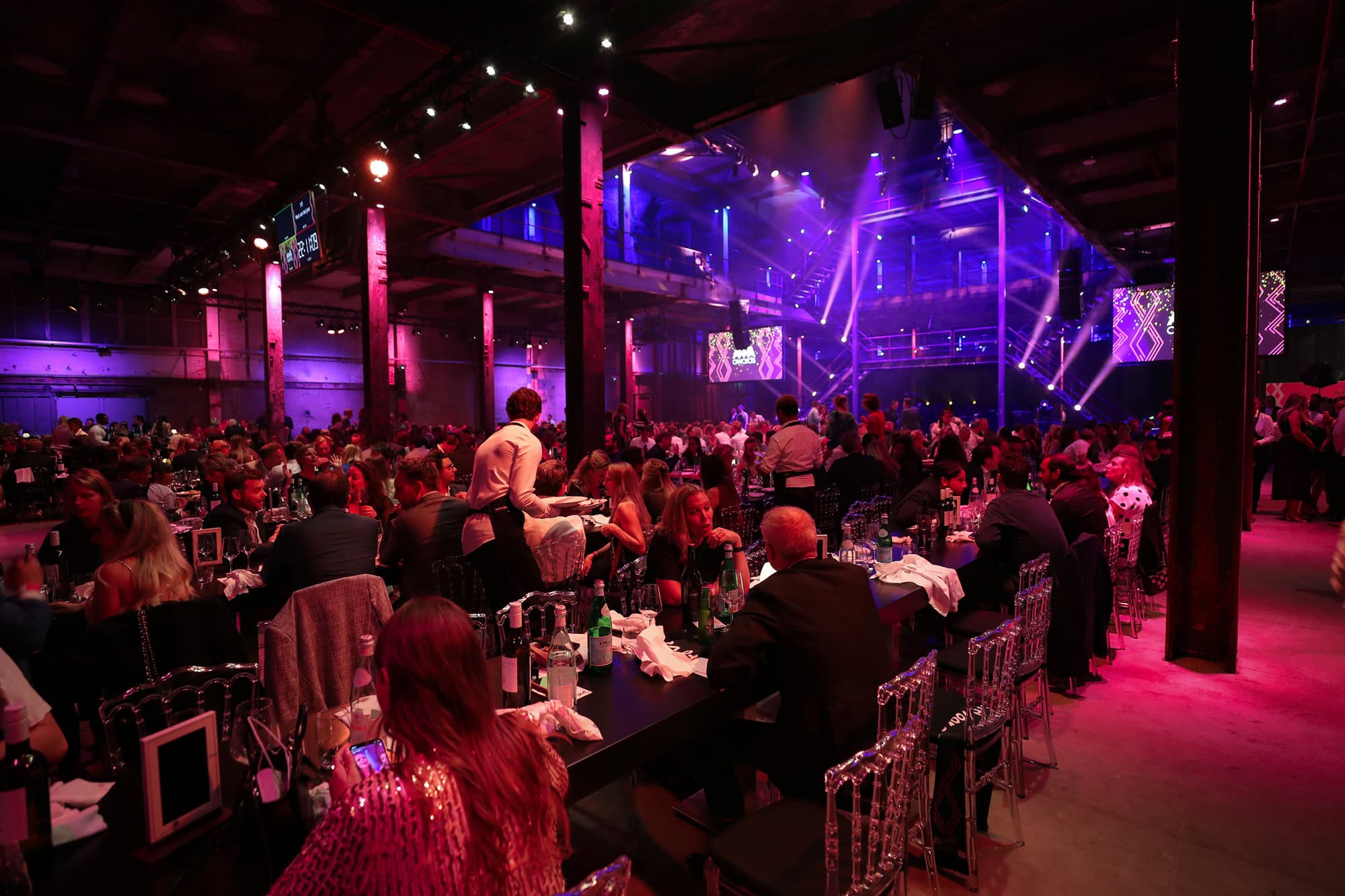 AMMA Awards 2021 - Groot evenement met awards en entertainment in een grote zaal.