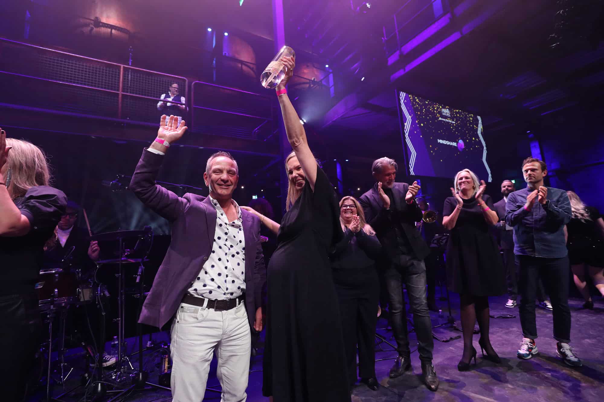 AMMA Awards 2021: feestelijke uitreiking met prijswinnaars op het podium.