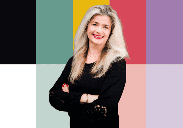 Teamfoto lachende vrouw voor SugarFactory, kleurrijke achtergrond.