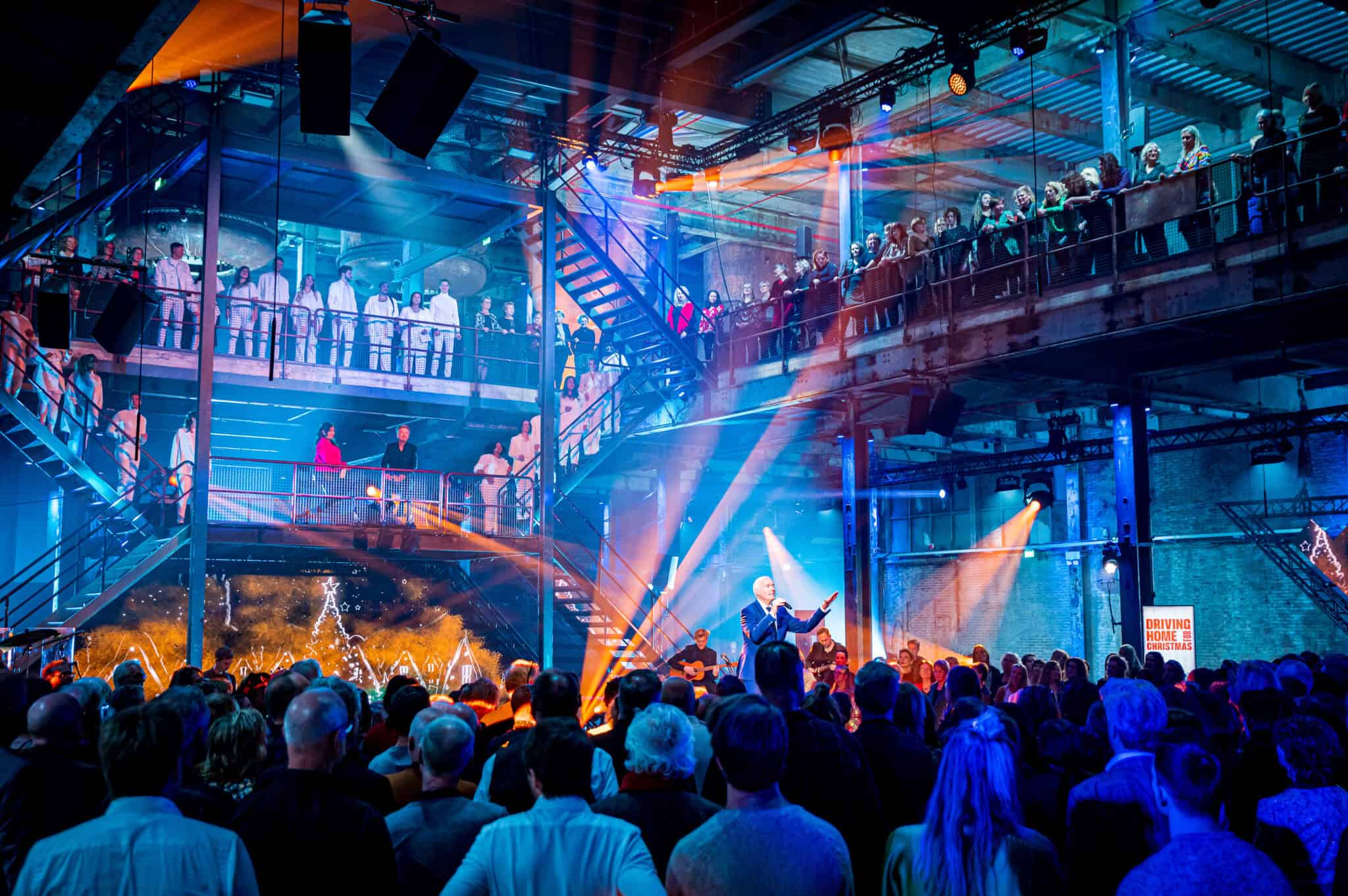 EO Christmas TV Show live optreden in industriële locatie.