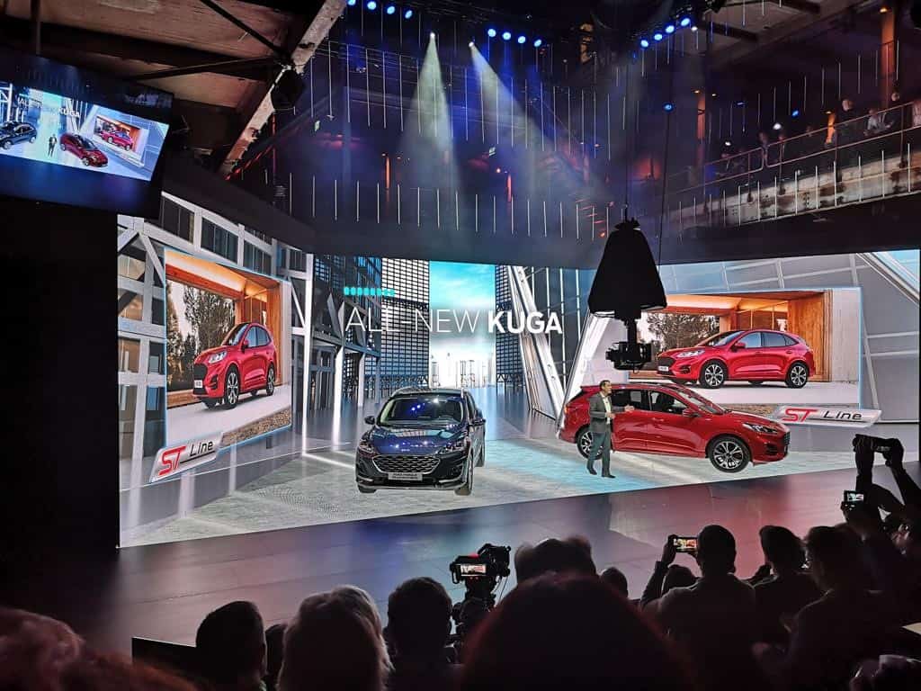 Automobielpresentatie van de nieuwe Ford Kuga op een evenement.