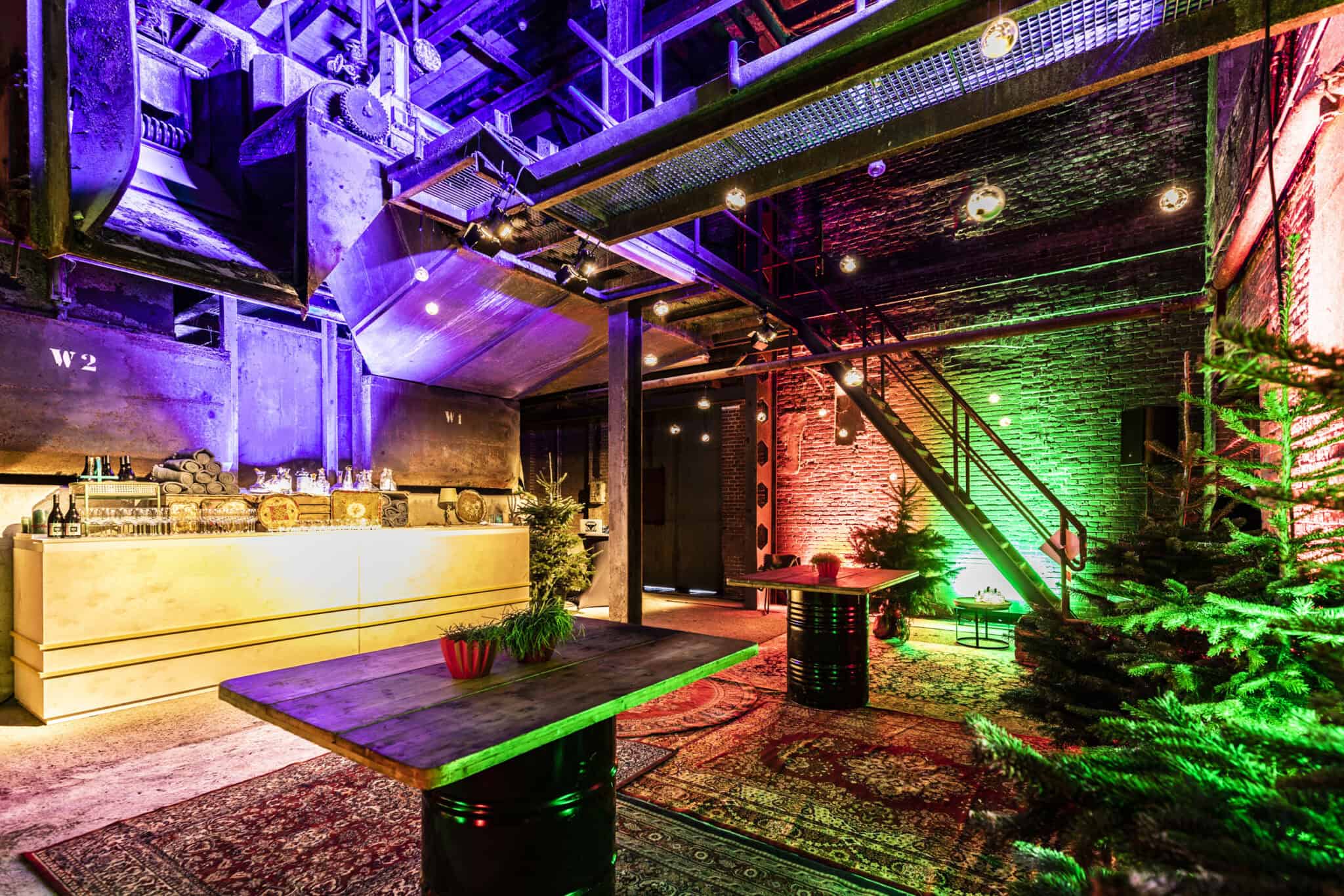 Industrieel interieur met kleurrijke verlichting voor kerstfeest in de bietenwasruimte.