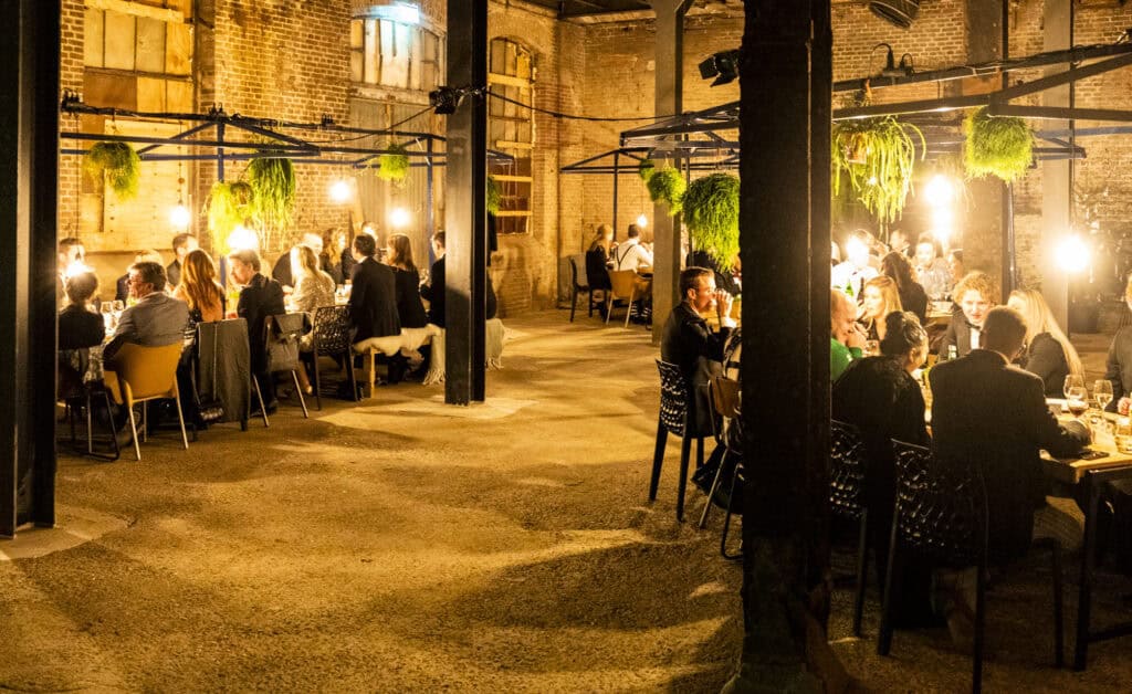 Feestelijke kerstviering in de historische bietenwasruimte met gezellige sfeer.