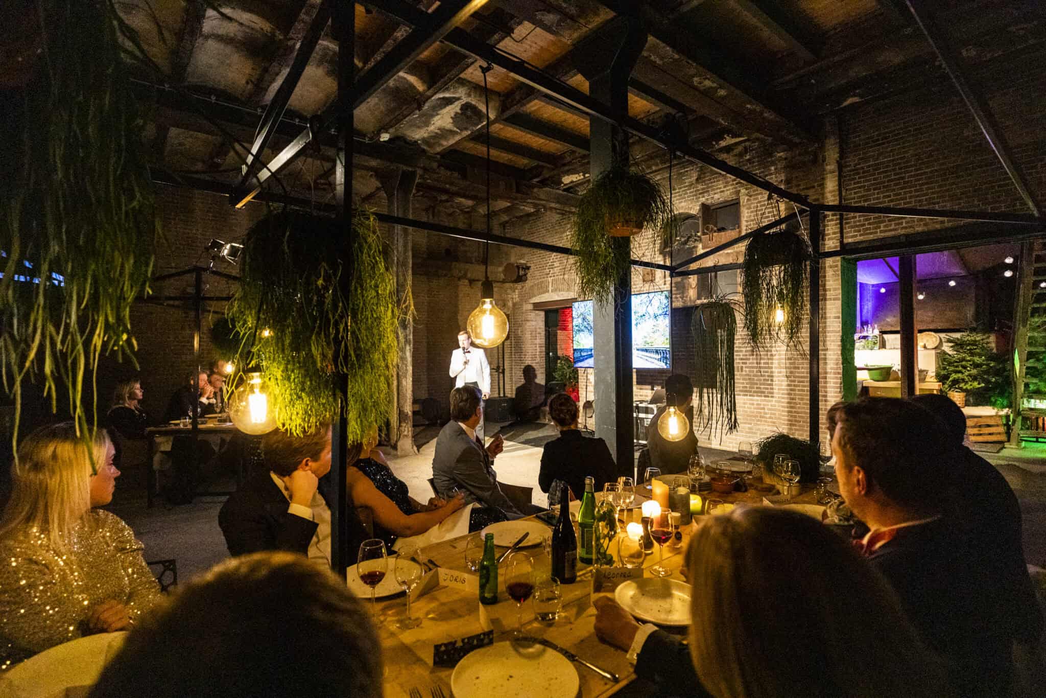 Kerstfeest in de bietenwasruimte met gezellige sfeer en decoraties.