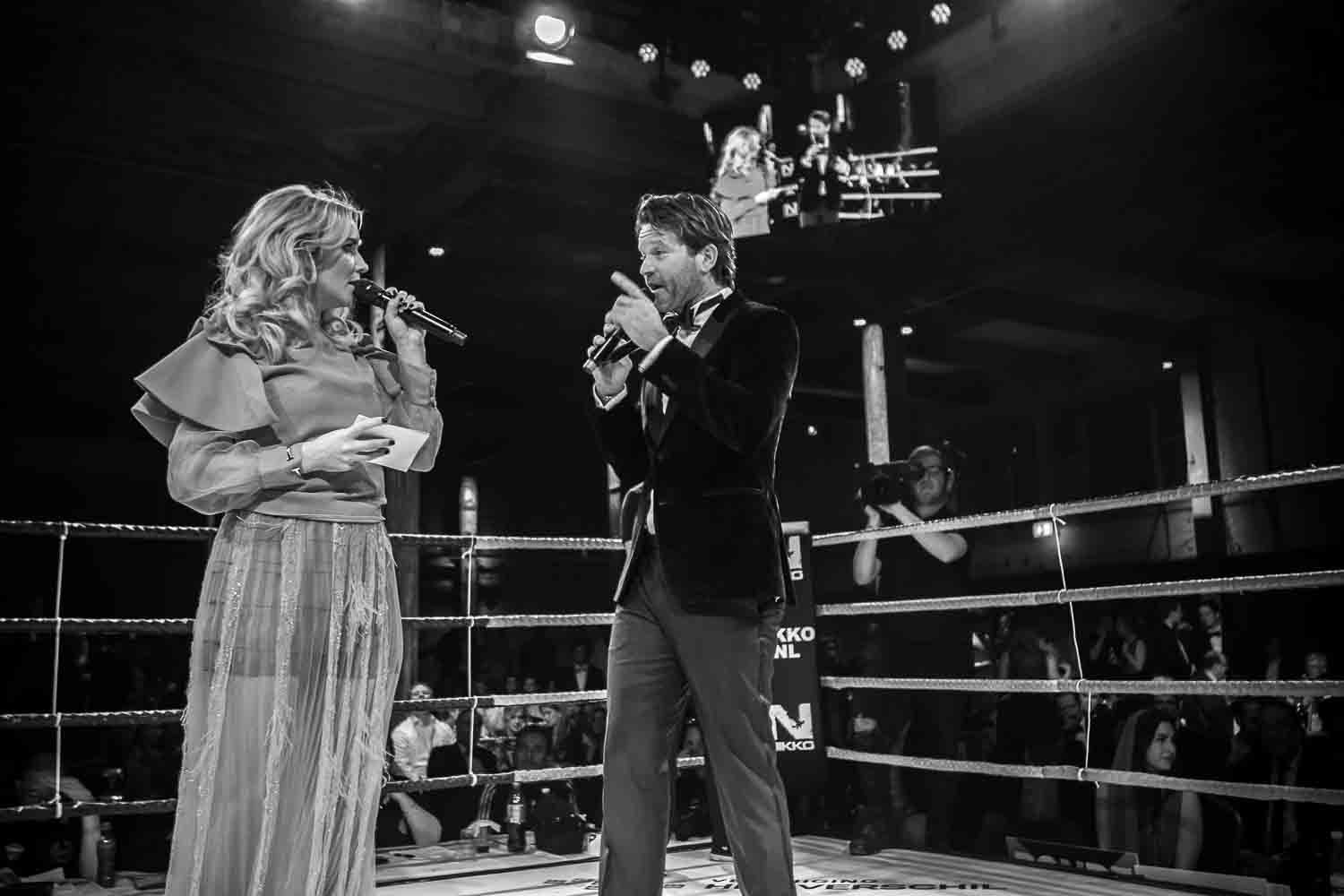VHV Boxgala evenement in de ring bij SugarFactory, met presentatoren en deelnemers.