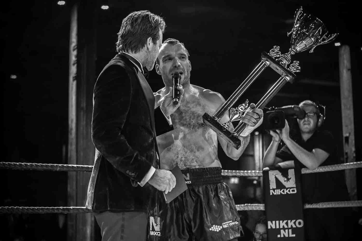 Bokskampioen met trofee na boksgala bij SugarFactory in Nederland.