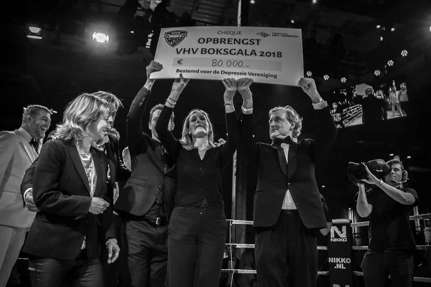 VHV Boxgala 2018: drie mensen houden een groot cheque omhoog tijdens het evenement.