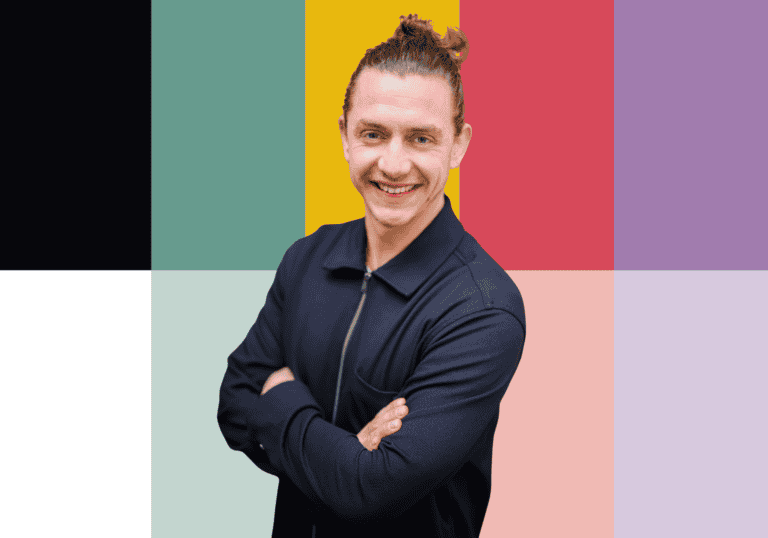 Persoon met glimlach en gekruiste armen voor kleurrijke achtergrond.