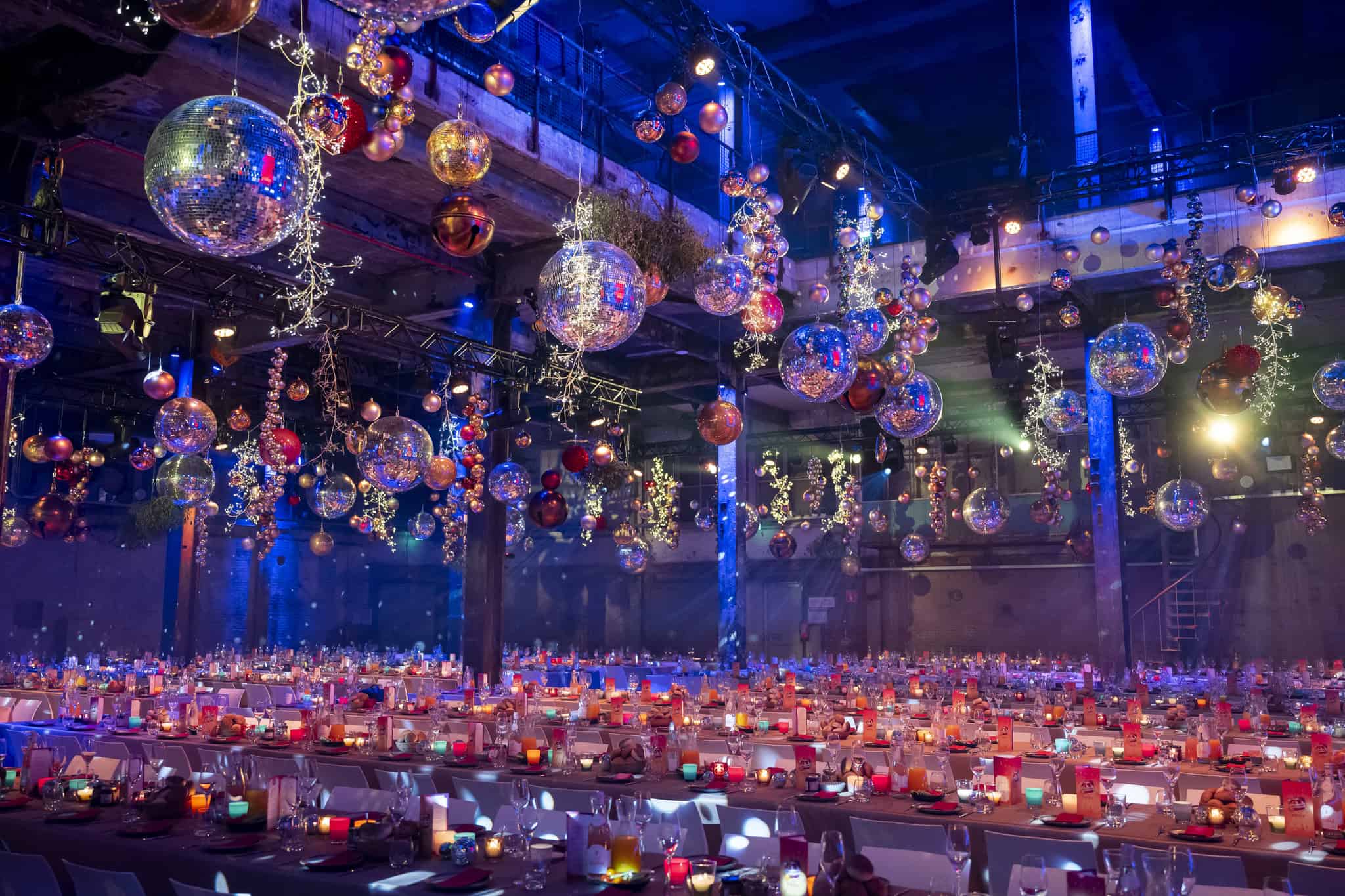 Gezellige feestzaal met feestversiering en lange diner tafels voor een speciale gelegenheid.