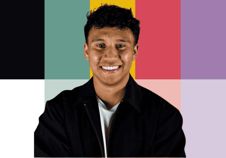 Vriendelijk teamlid van SugarFactory met glimlach, kleurrijke achtergrond.