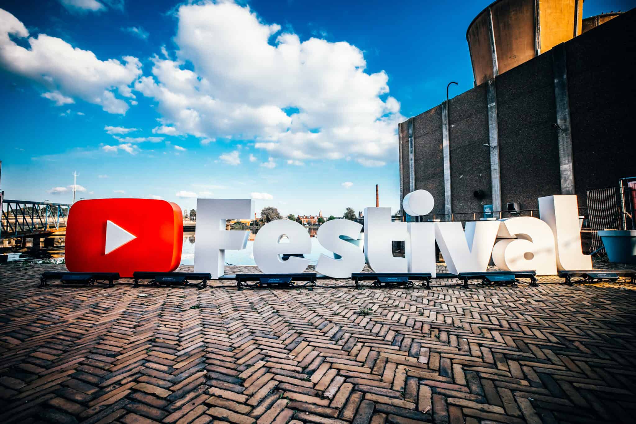 YouTube Festival SugarFactory buitenlocatie met grote letters en logo.