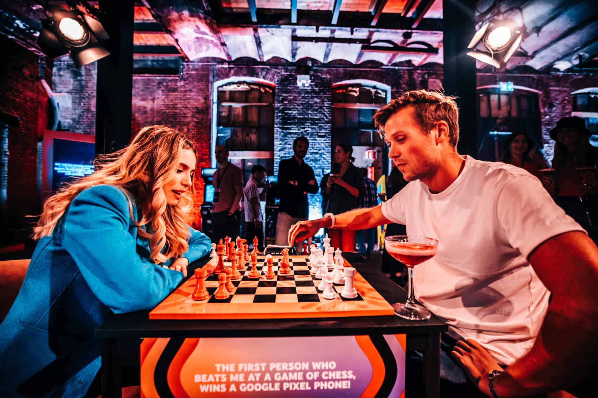 Gezellig schaakspel tijdens YouTube Festival in SugarFactory.