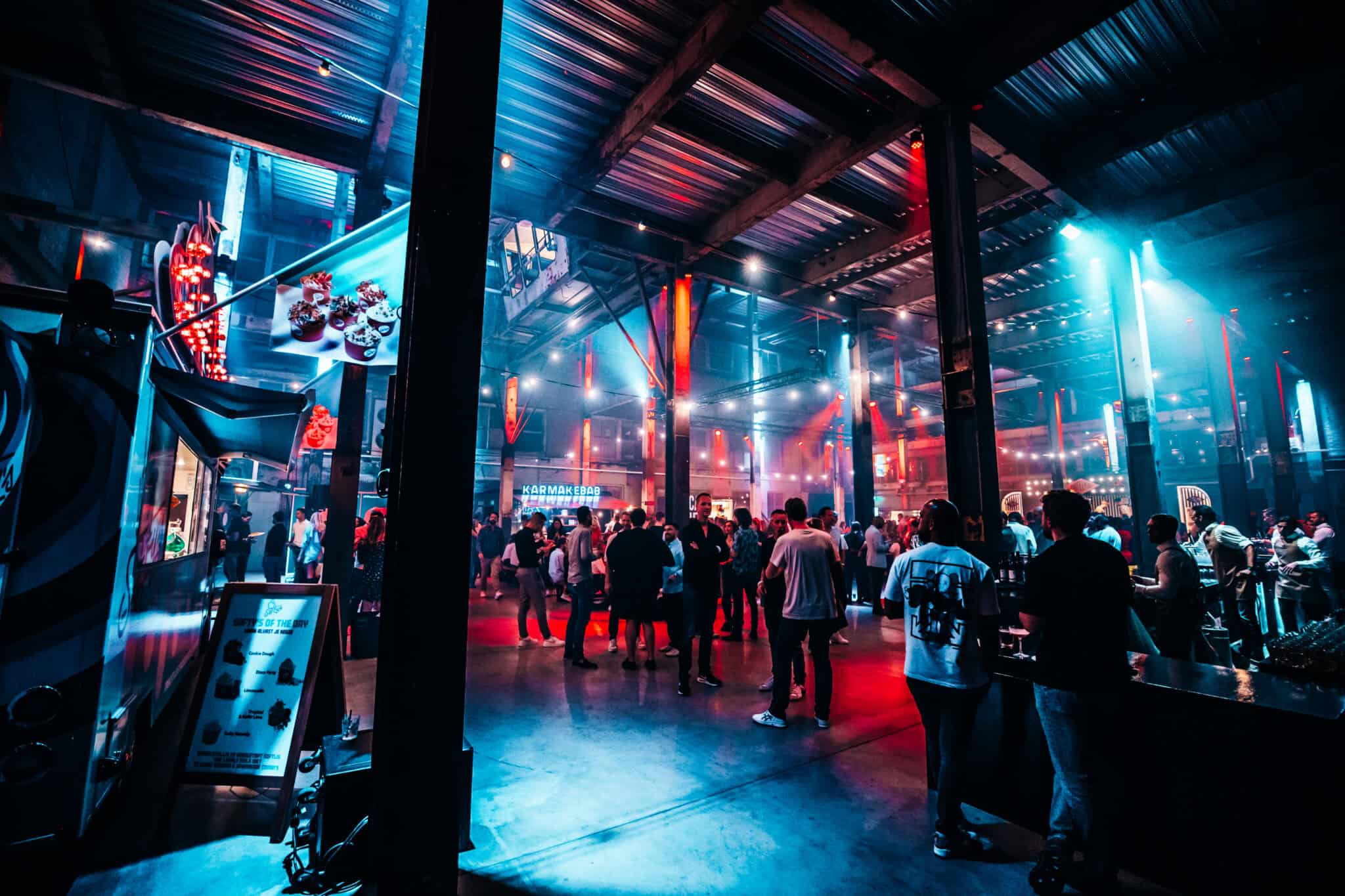 Bezoekers genieten van het YouTube Festival bij SugarFactory met kleurrijke verlichting en entertain.