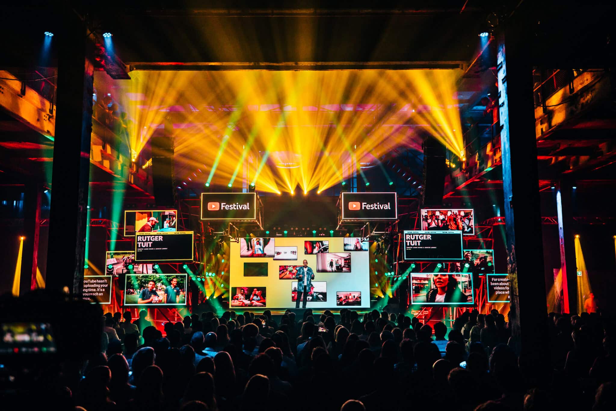 Evenementenfestival met live optredens en digitale displays.