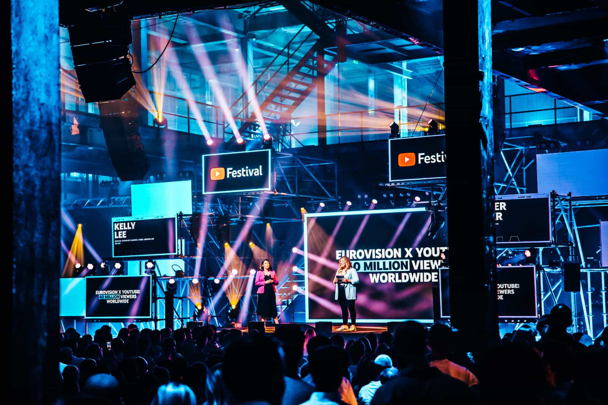 Live optreden op YouTube Festival met kleurrijke lichtshows en publiek.